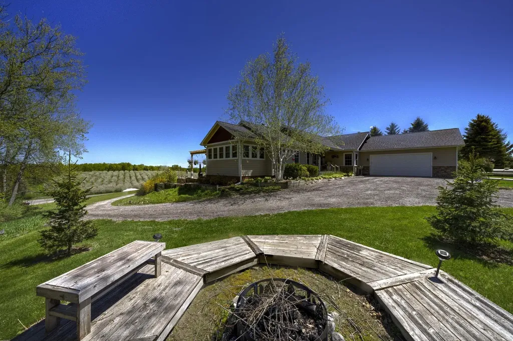2567 N Evergreen Valley Drive Suttons Bay Township MI 49682