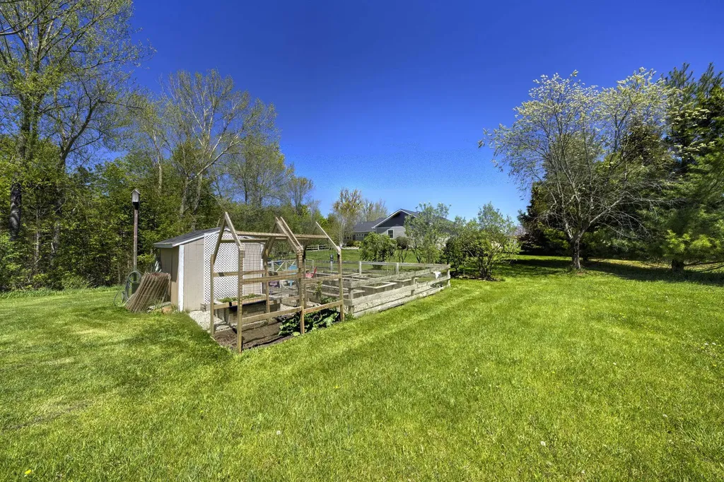 2567 N Evergreen Valley Drive Suttons Bay Township MI 49682