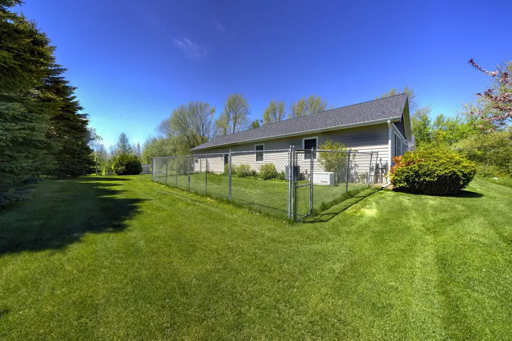 2567 N Evergreen Valley Drive Suttons Bay Township MI 49682