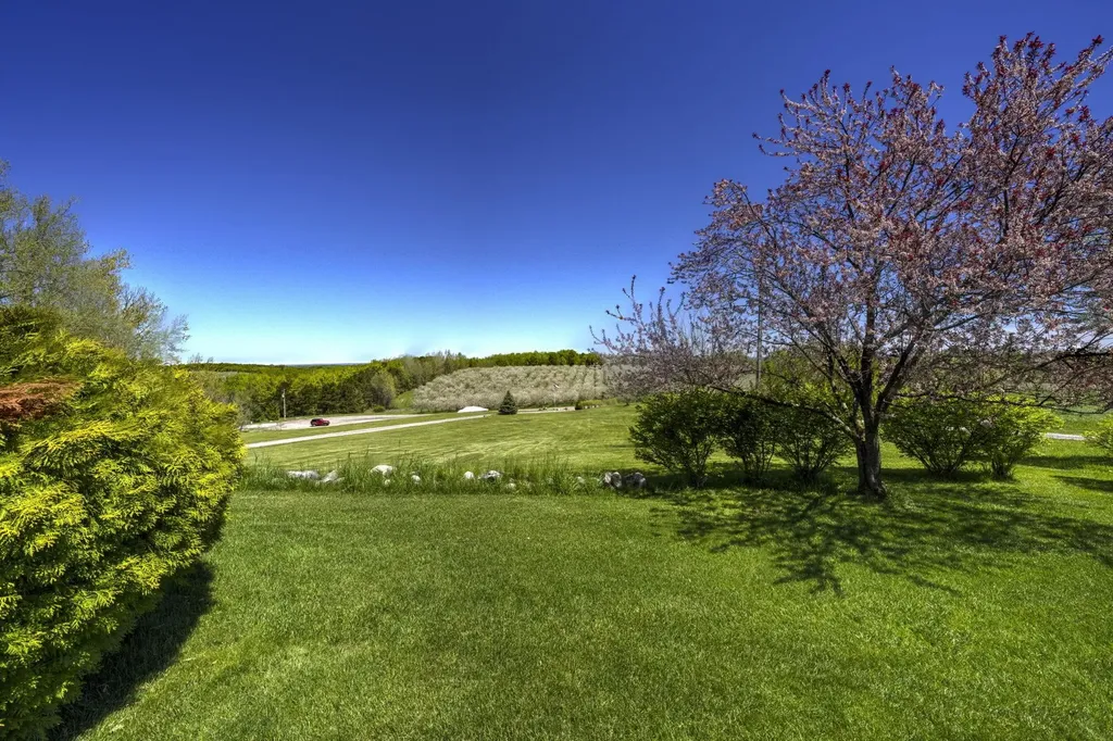 2567 N Evergreen Valley Drive Suttons Bay Township MI 49682