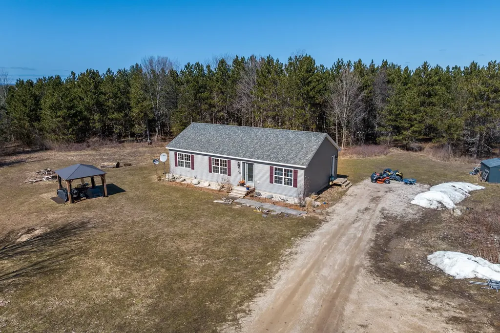 11782 Brettonwood Heights Drive Milton Township MI 49676