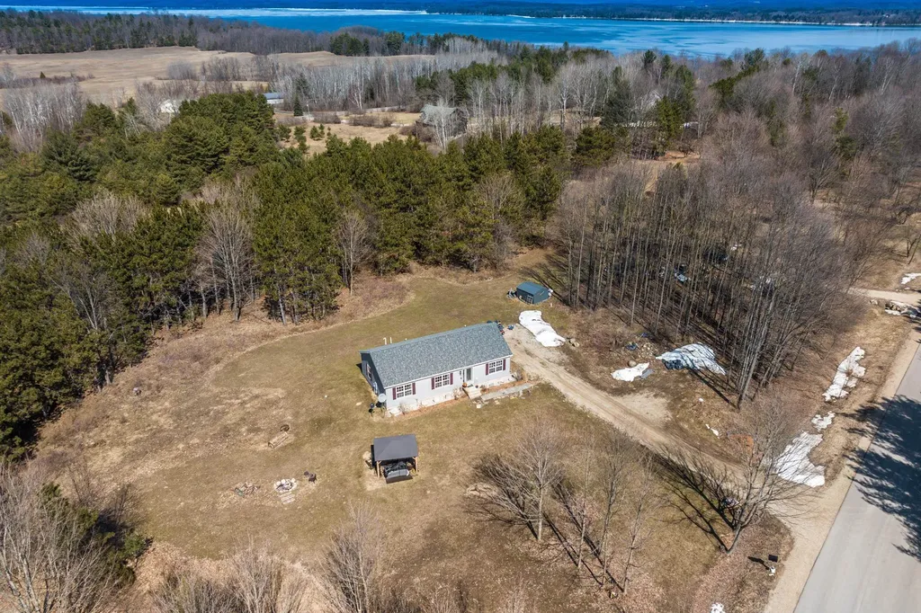 11782 Brettonwood Heights Drive Milton Township MI 49676