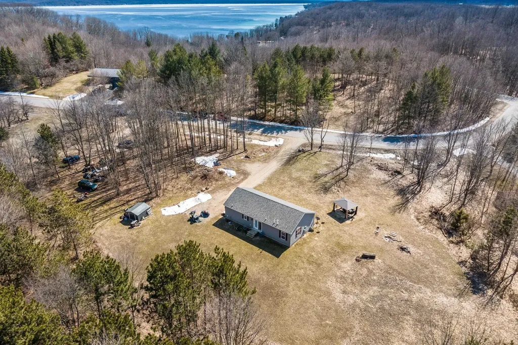 11782 Brettonwood Heights Drive Milton Township MI 49676