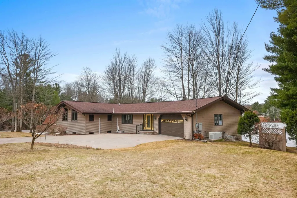 452 Gitchegumee Drive Hanover Township MI 49620