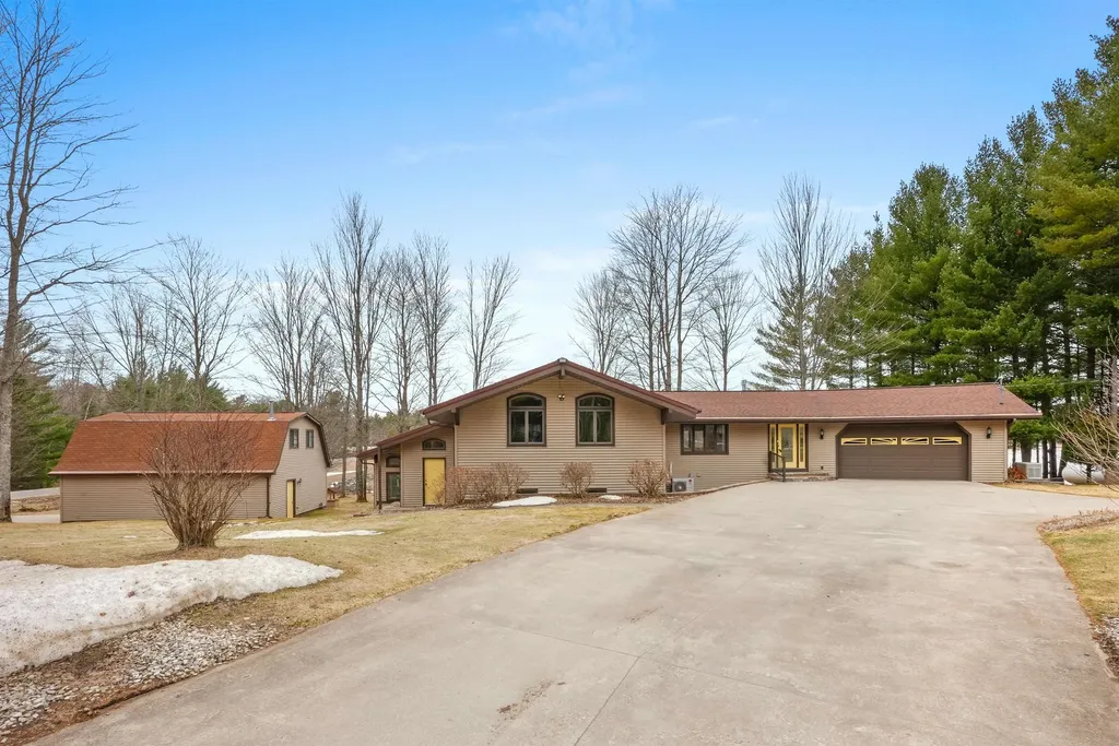 452 Gitchegumee Drive Hanover Township MI 49620