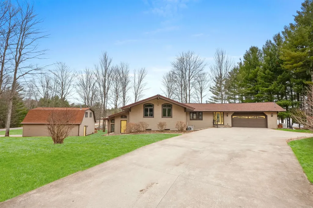 452 Gitchegumee Drive Hanover Township MI 49620