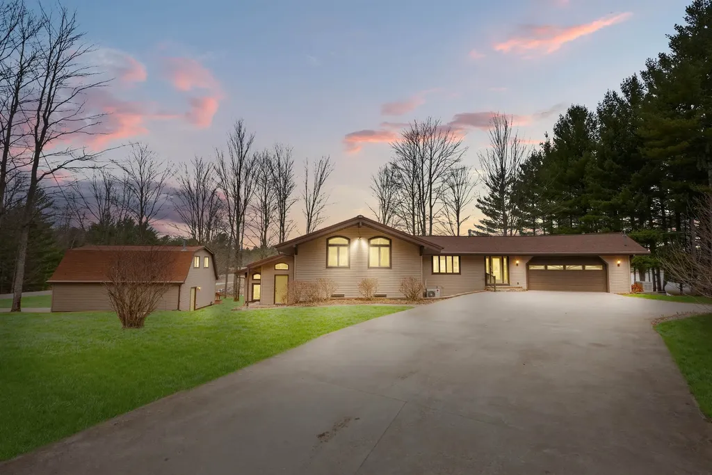 452 Gitchegumee Drive Hanover Township MI 49620