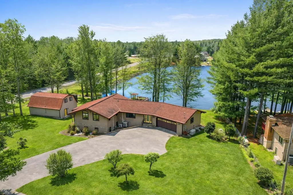 452 Gitchegumee Drive Hanover Township MI 49620