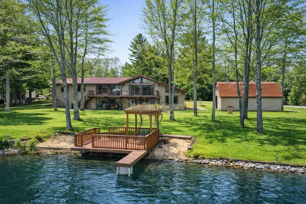 452 Gitchegumee Drive Hanover Township MI 49620