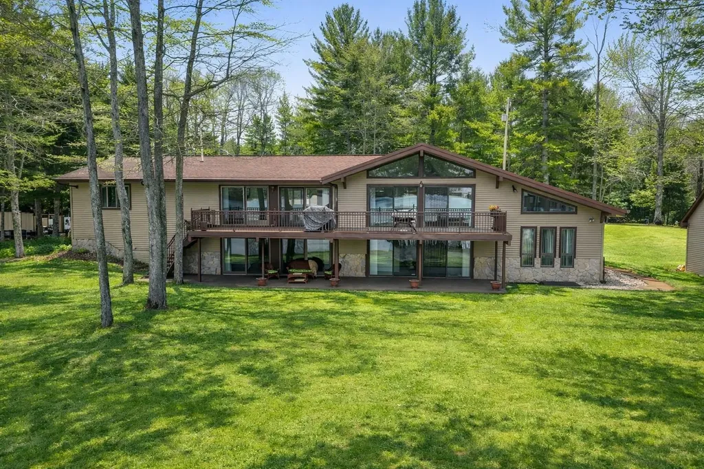 452 Gitchegumee Drive Hanover Township MI 49620