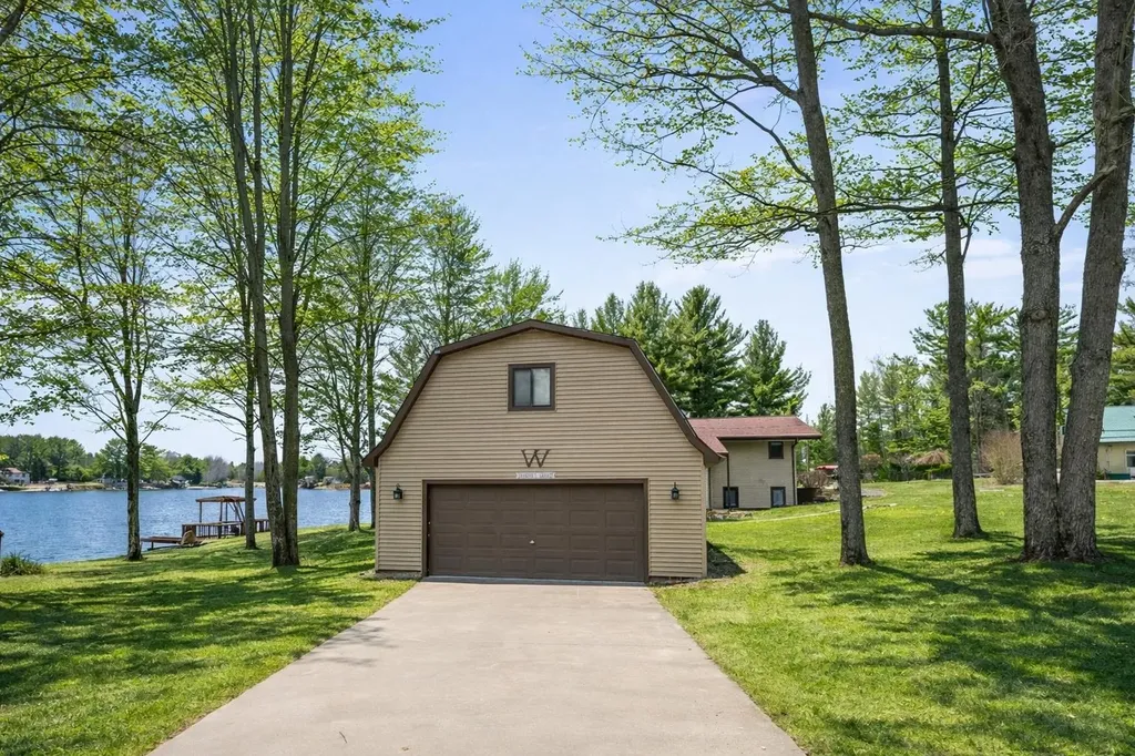 452 Gitchegumee Drive Hanover Township MI 49620