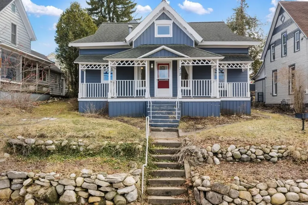 312 Grove Petoskey City MI 49720