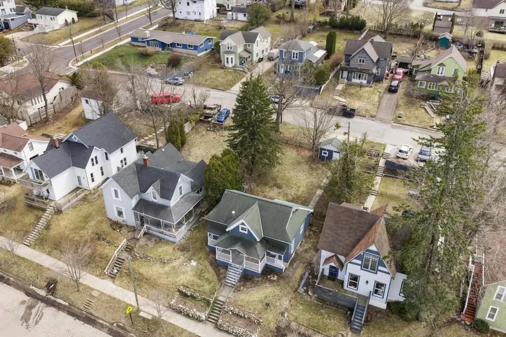 312 Grove Petoskey City MI 49720