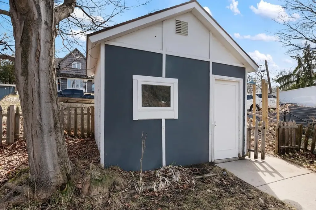 312 Grove Petoskey City MI 49720