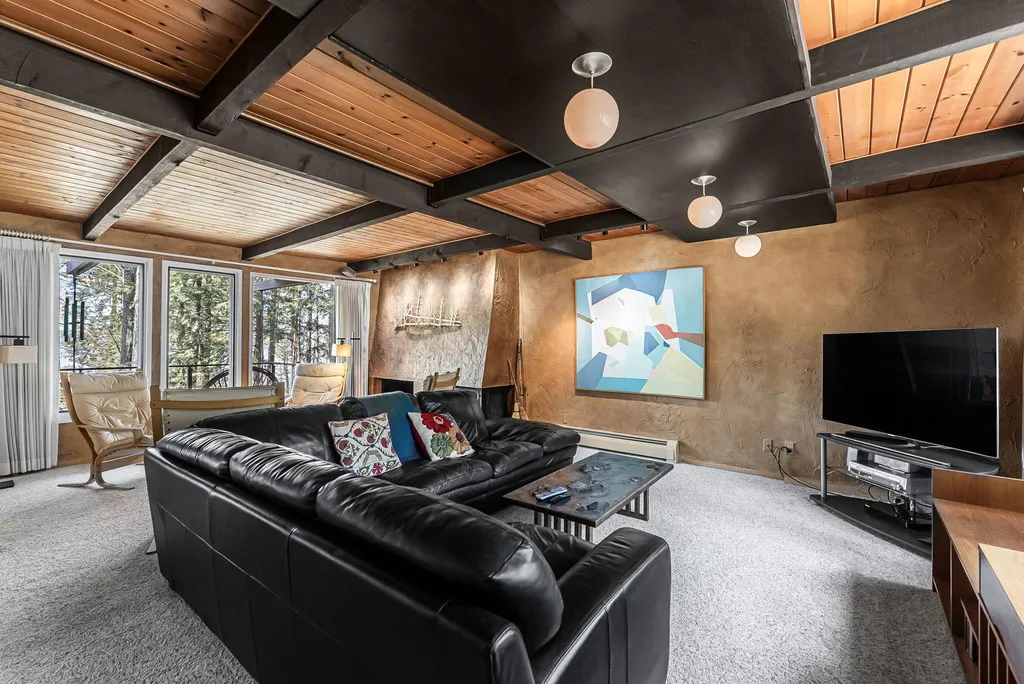 6644 Peninsula Drive Peninsula Township MI 49686