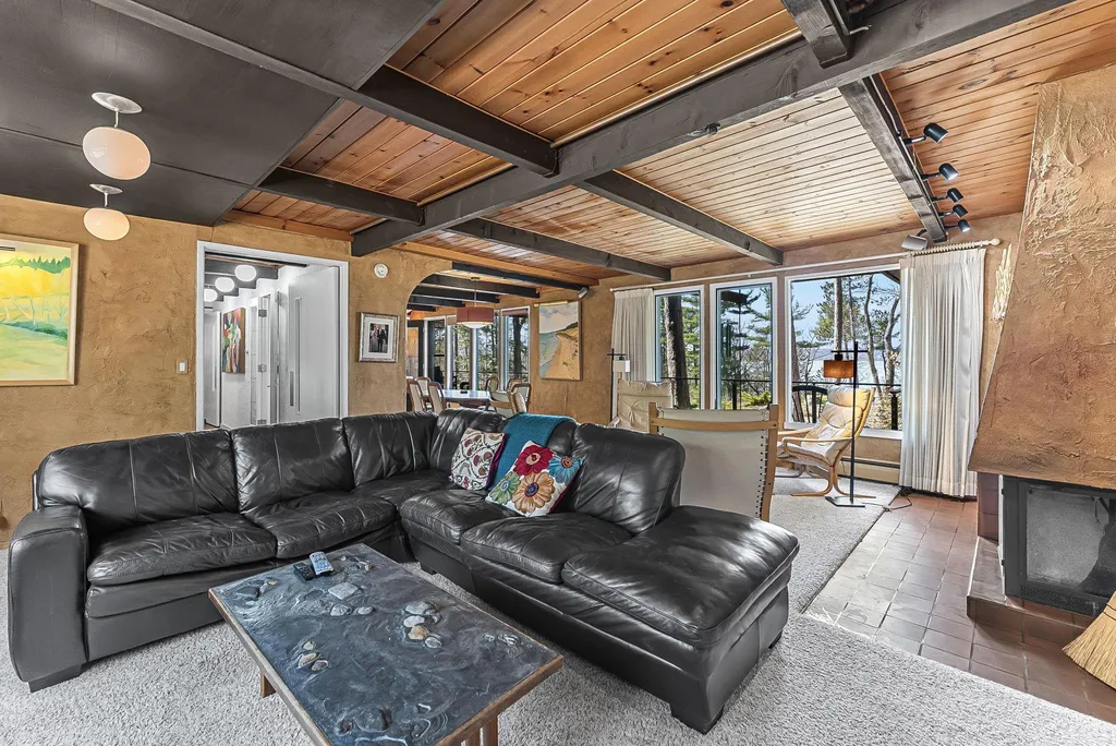 6644 Peninsula Drive Peninsula Township MI 49686