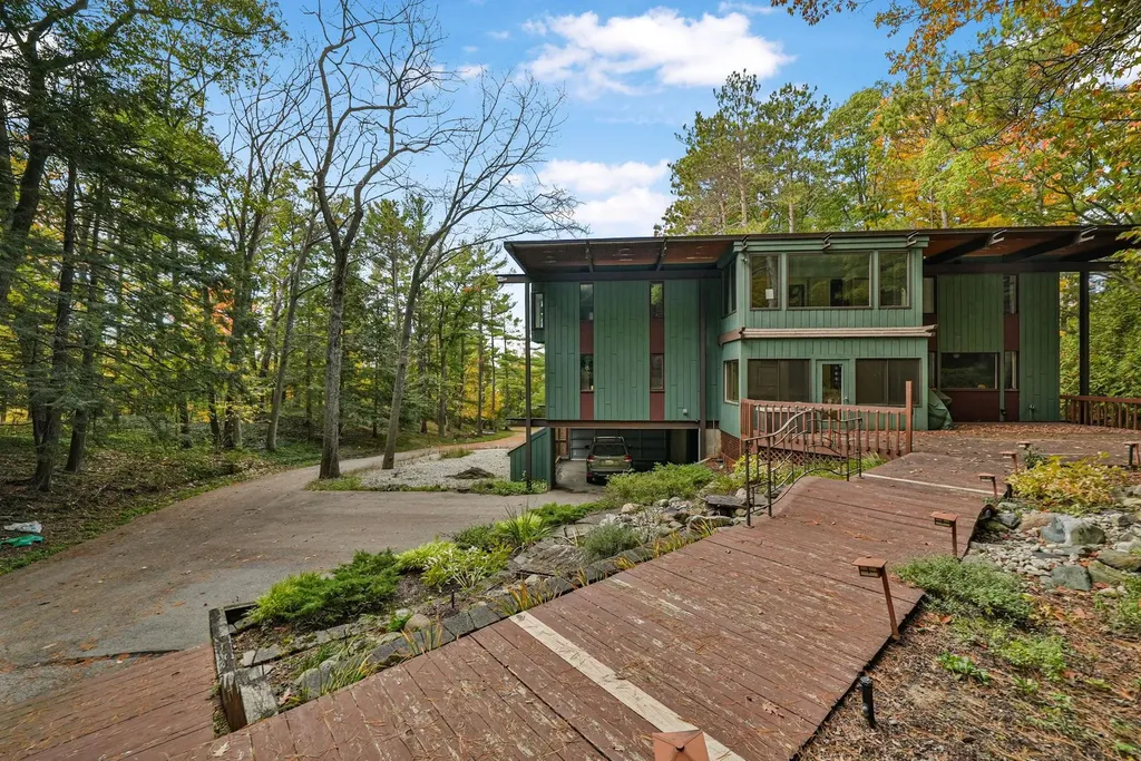 6644 Peninsula Drive Peninsula Township MI 49686
