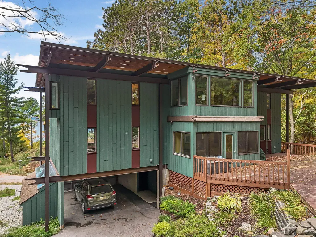 6644 Peninsula Drive Peninsula Township MI 49686