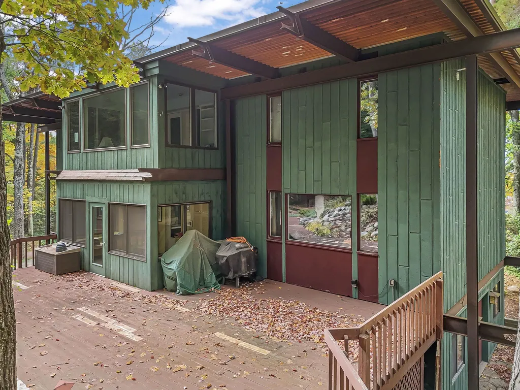 6644 Peninsula Drive Peninsula Township MI 49686