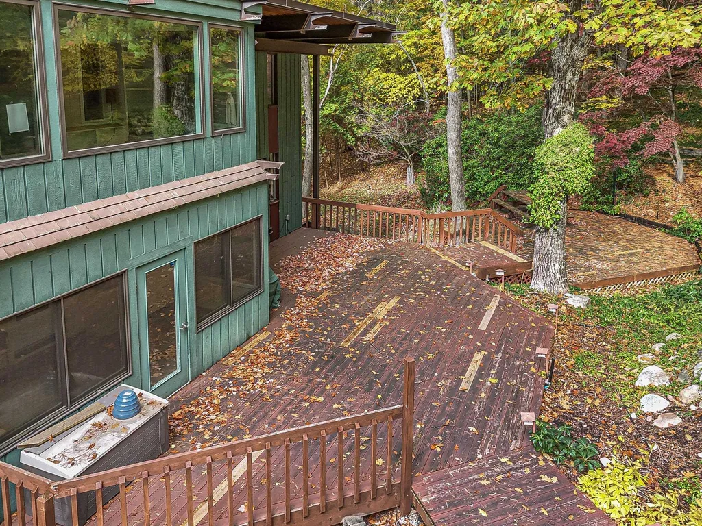 6644 Peninsula Drive Peninsula Township MI 49686