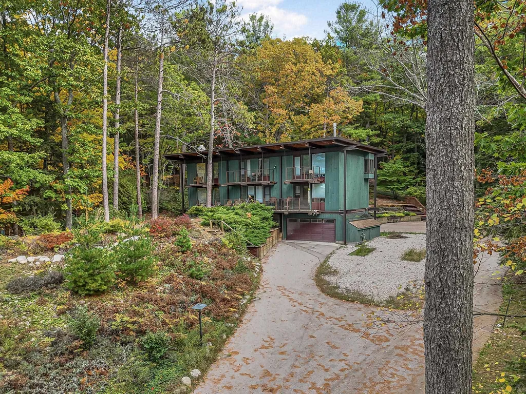 6644 Peninsula Drive Peninsula Township MI 49686