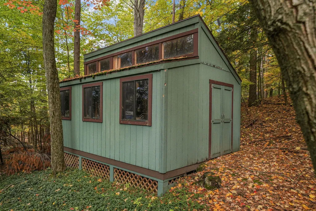 6644 Peninsula Drive Peninsula Township MI 49686