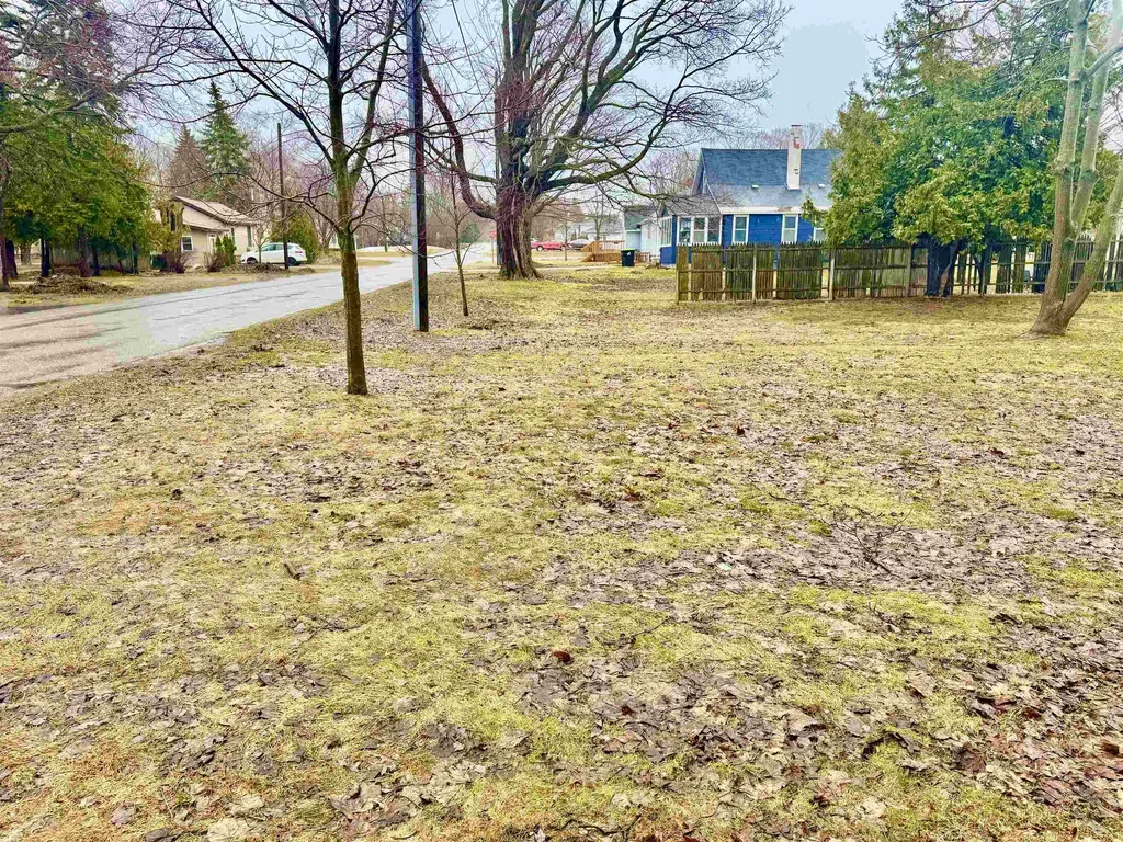 406 W Lincoln Avenue Charlevoix Township MI 49720