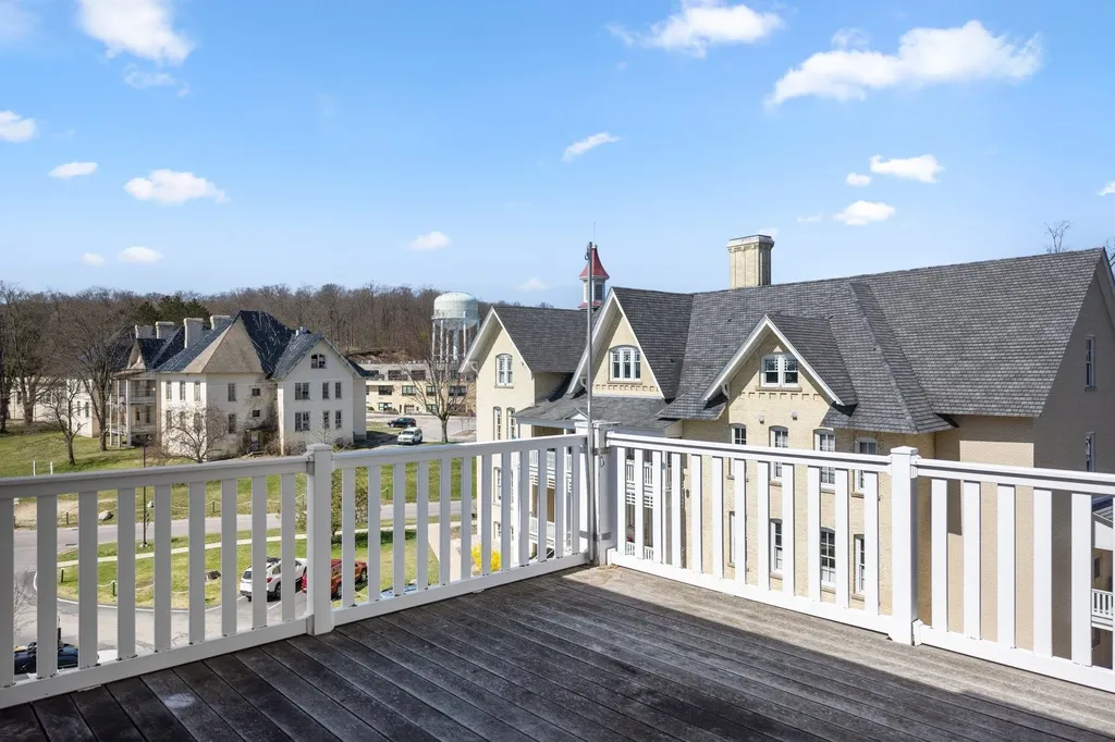 800-319 Cottageview Drive Traverse City City MI 49684