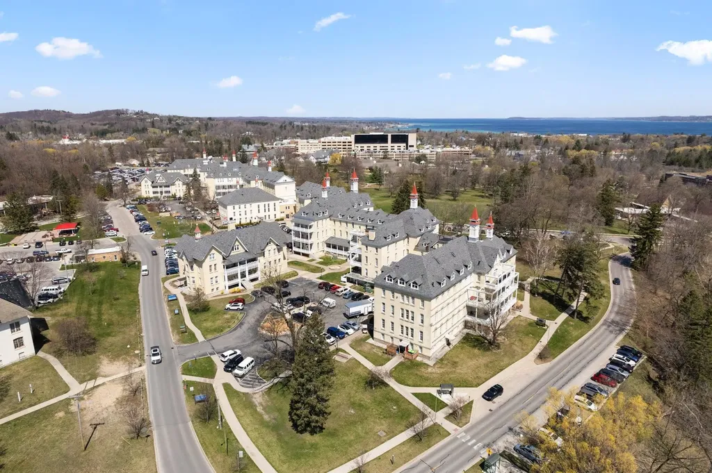 800-319 Cottageview Drive Traverse City City MI 49684