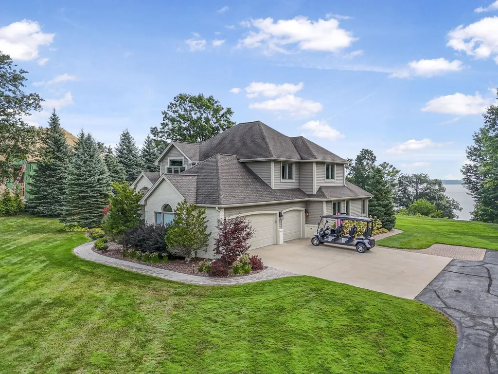 9546 Eastridge Drive Peninsula Township MI 49686