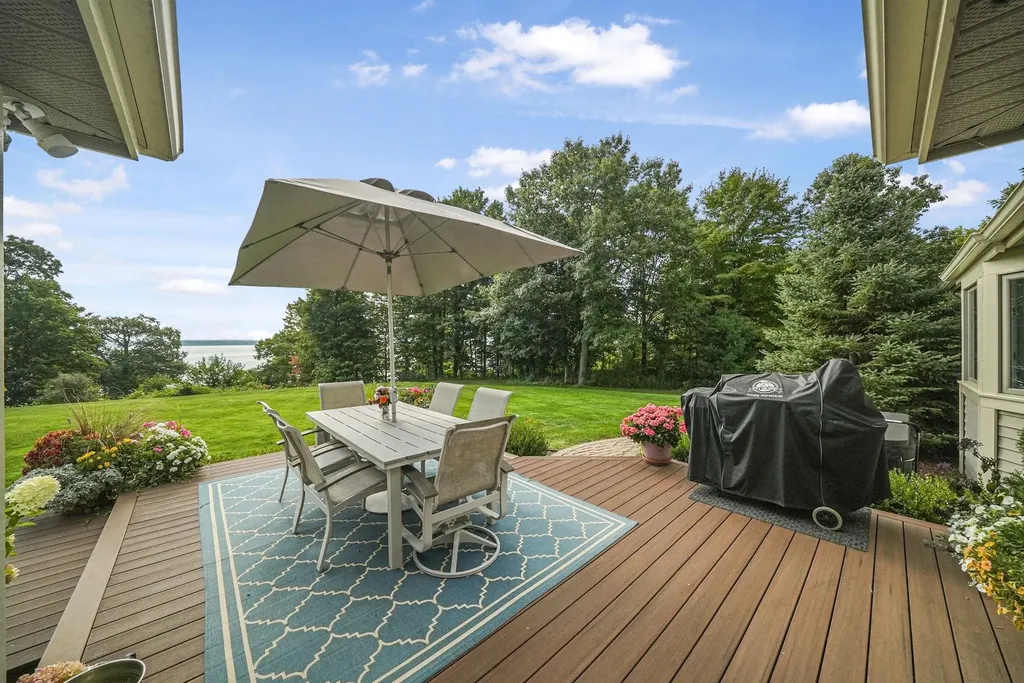 9546 Eastridge Drive Peninsula Township MI 49686