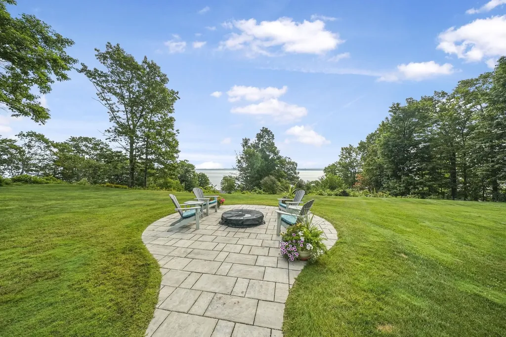 9546 Eastridge Drive Peninsula Township MI 49686
