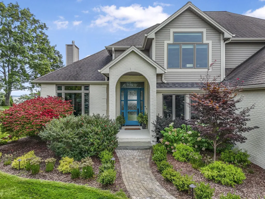 9546 Eastridge Drive Peninsula Township MI 49686