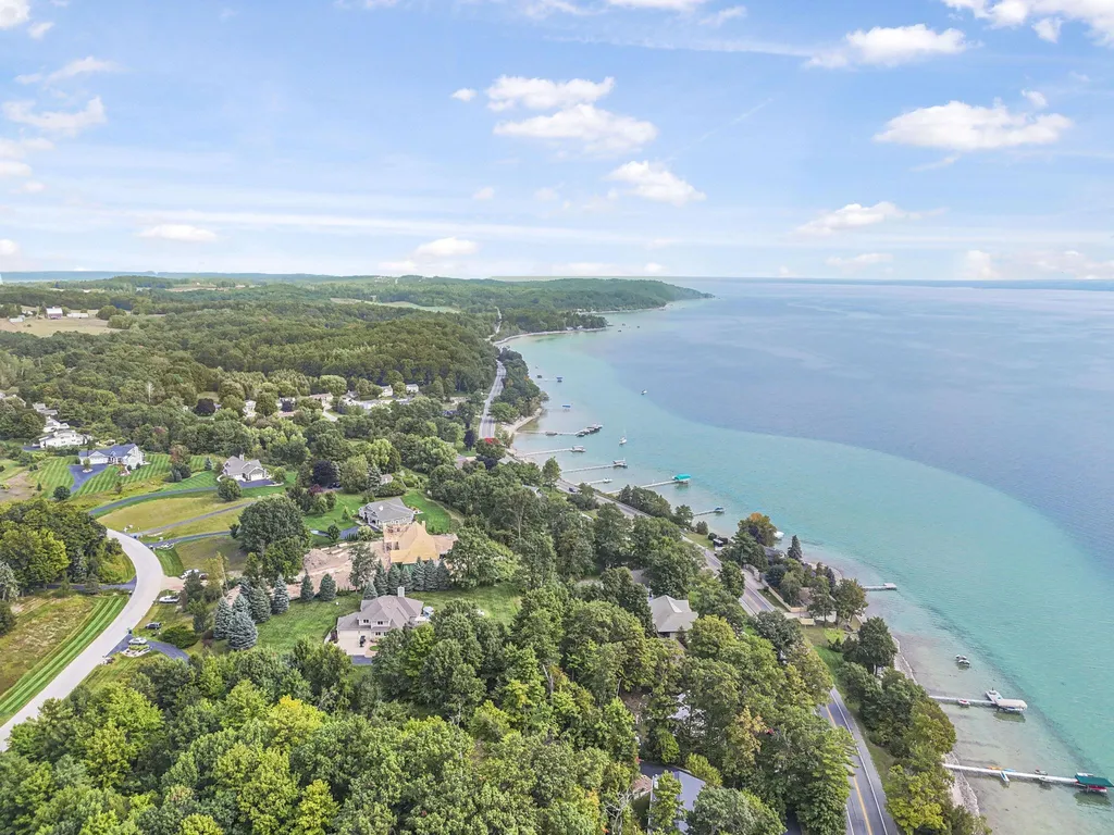9546 Eastridge Drive Peninsula Township MI 49686