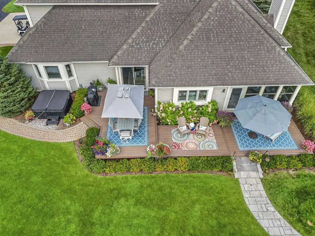 9546 Eastridge Drive Peninsula Township MI 49686