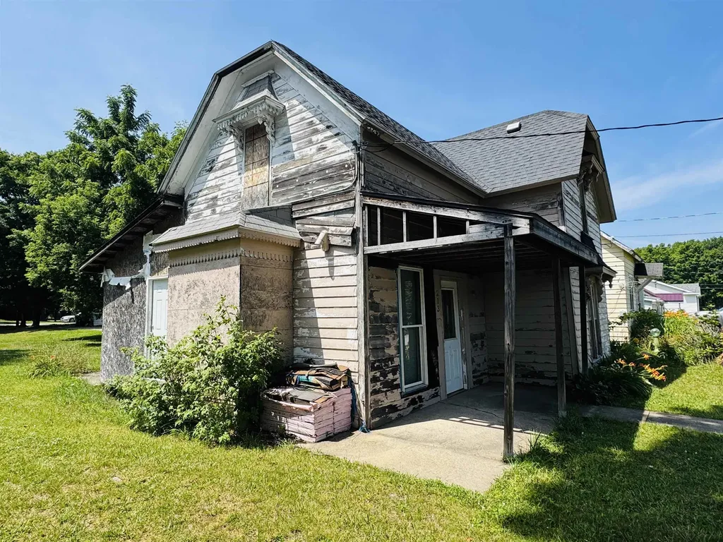 213 N Pine Street Lake City City MI 49651
