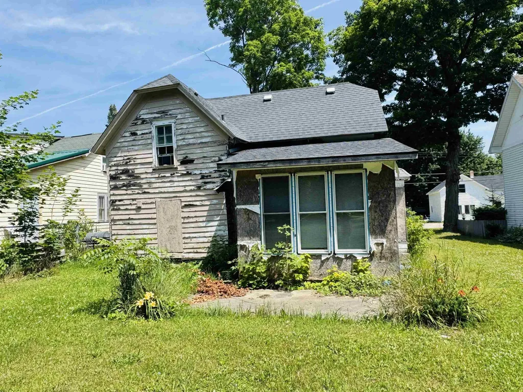 213 N Pine Street Lake City City MI 49651