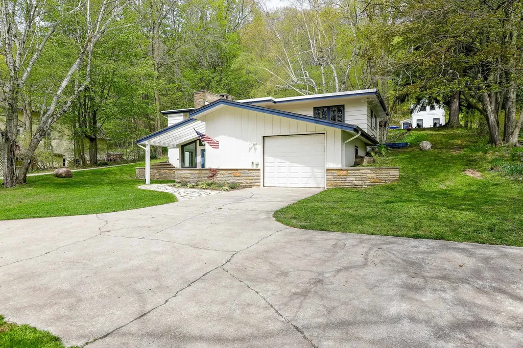 413-415 Leelanau Avenue Frankfort City MI 49635