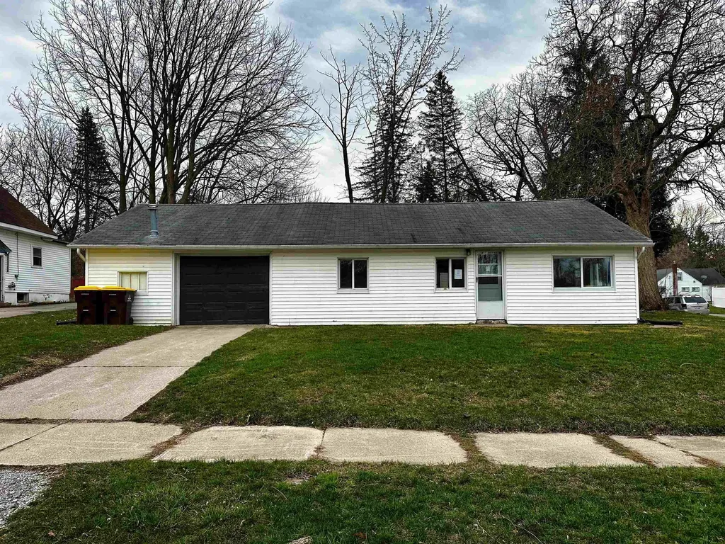 214 N Grover Avenue Alma City MI 48801