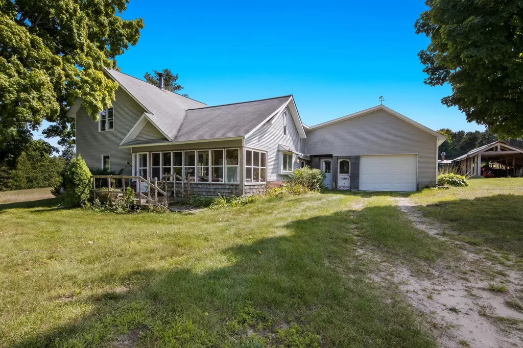 9224 E Duck Lake Road Suttons Bay Township MI 49682