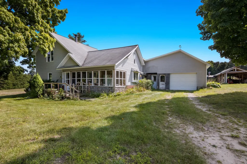 9224 E Duck Lake Road Suttons Bay Township MI 49682