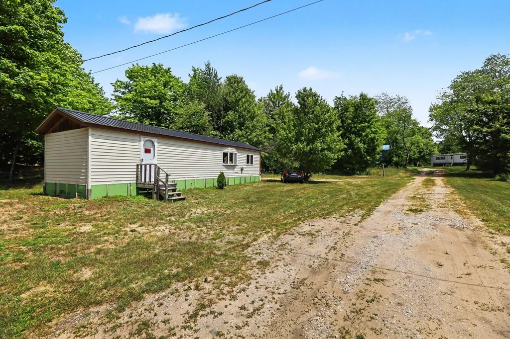 6585 Wallaker Road Joyfield Township MI 49616