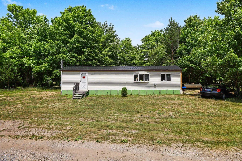 6585 Wallaker Road Joyfield Township MI 49616