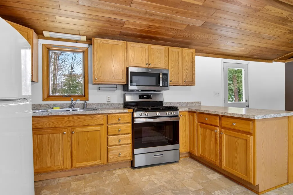 6585 Wallaker Road Joyfield Township MI 49616