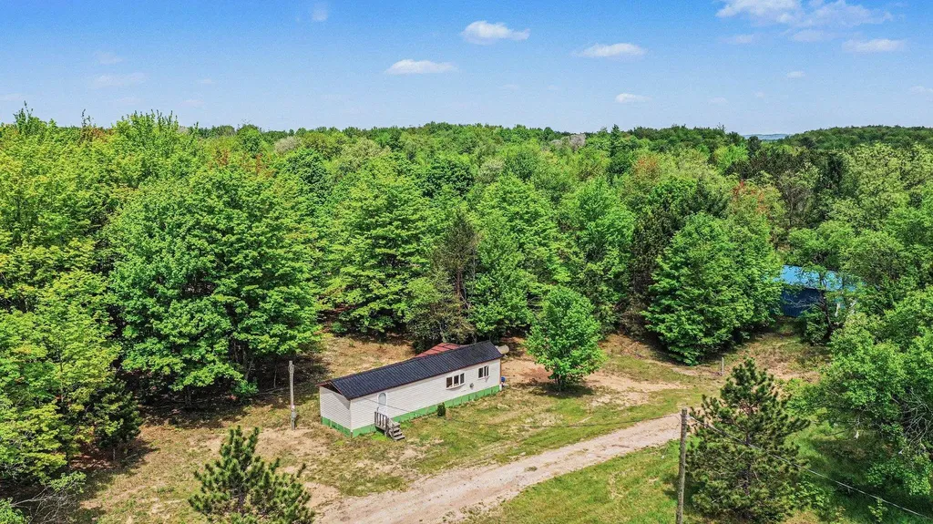 6585 Wallaker Road Joyfield Township MI 49616