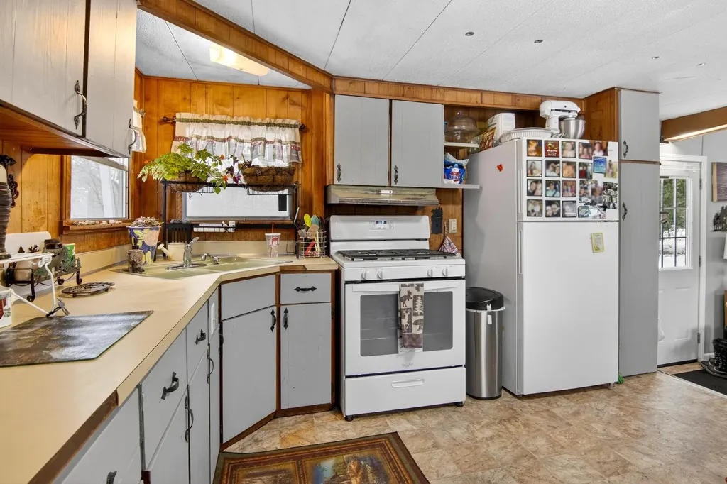 6585 Wallaker Road Joyfield Township MI 49616