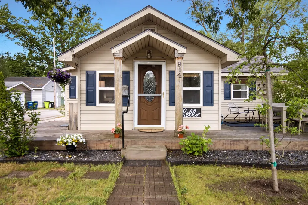914 S Maple Street Traverse City City MI 49684