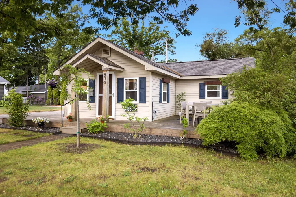 914 S Maple Street Traverse City City MI 49684
