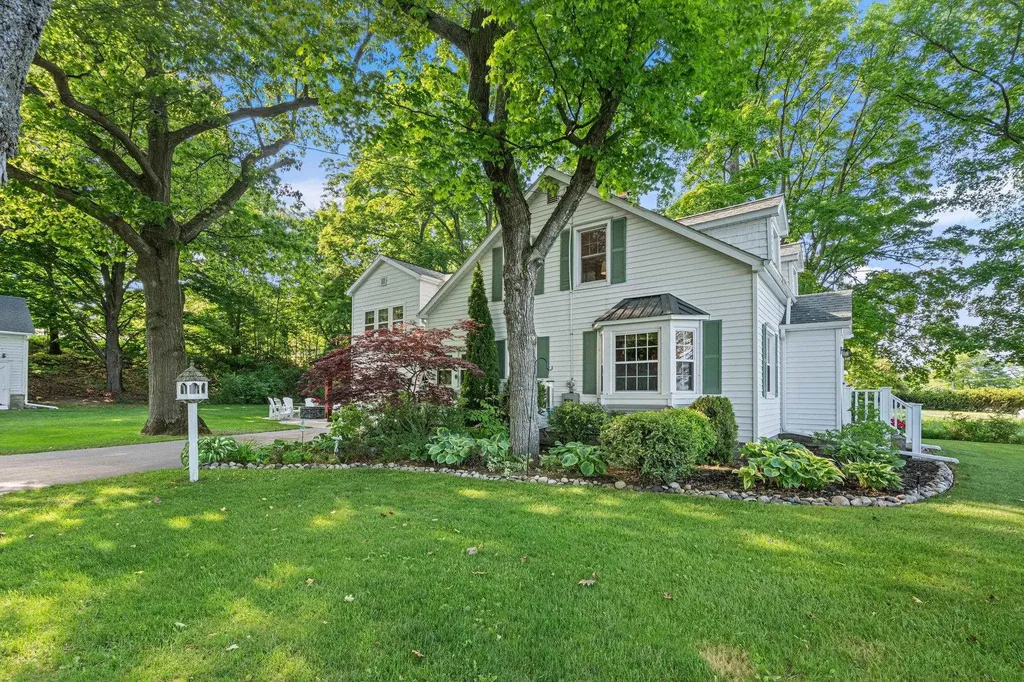 9714 SW Bay Shore Drive Elmwood Charter Township MI 49684