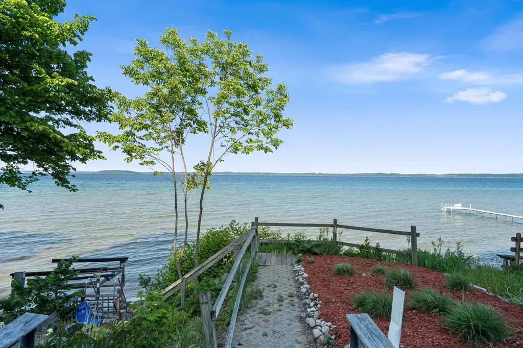 9714 SW Bay Shore Drive Elmwood Charter Township MI 49684